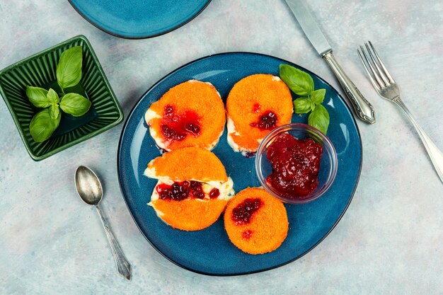 Queijo Camembert frito com molho