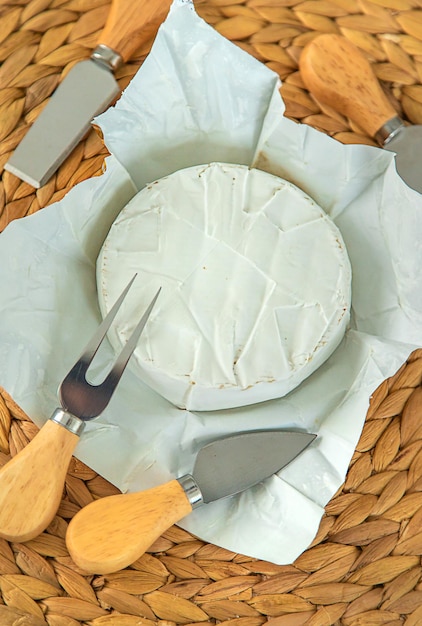 Queijo Camembert na mesa Foco seletivo