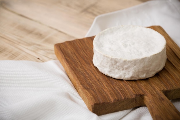 Queijo camembert na placa de madeira Servindo queijo caseiro francês Conceito de comida