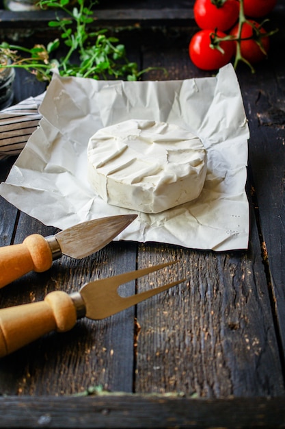 Foto queijo camembert ou brie menu