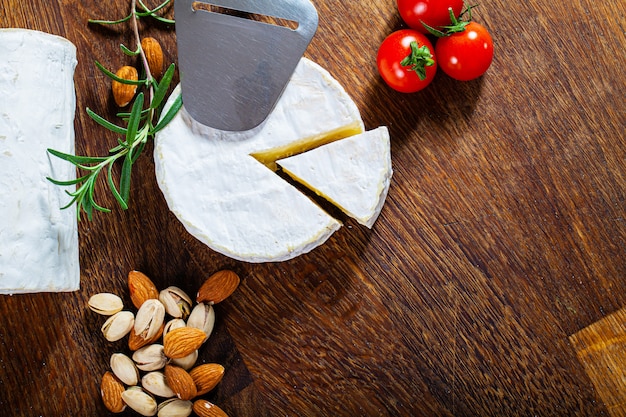 Queijo camembert ou brie na madeira