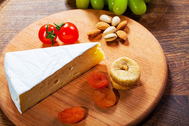 Queijo Camembert ou brie na madeira