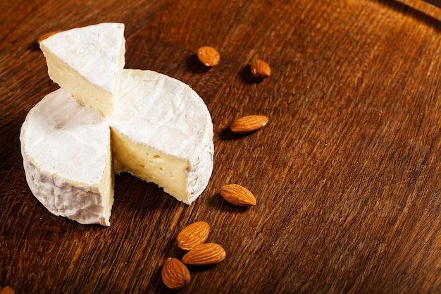 Queijo camembert ou brie na madeira