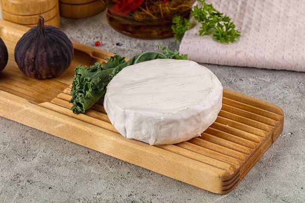 Queijo Camembert redondo e cremoso gourmet