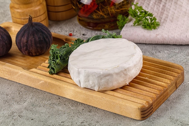 Queijo Camembert redondo e cremoso gourmet