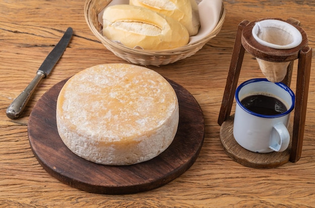 Queijo canastra artesanal de Minas Gerais, Brasil com pão e café.