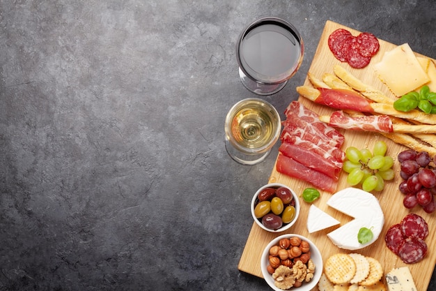 Queijo carne uvas e azeitonas antepasto e vinho