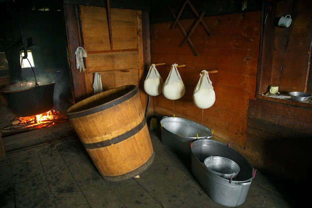 Queijo caseiro em uma fábrica rústica