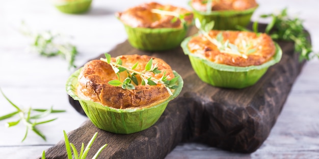 Queijo cheddar salgado e mini-quiche de alho-poró