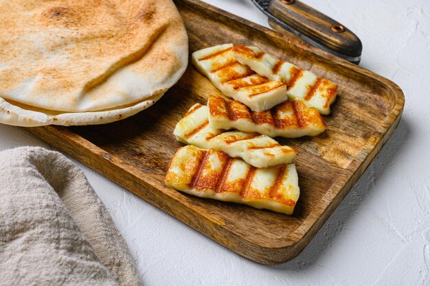 Queijo cipriota tradicional Halloumi no fundo da mesa de pedra branca