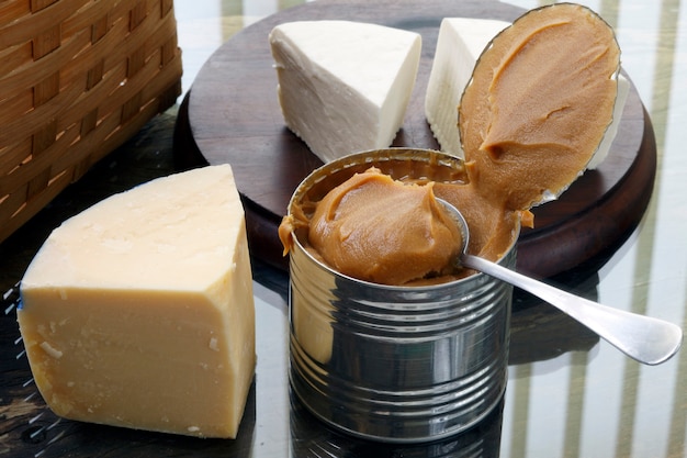 Queijo com "Dulce de Leche" brasileiro / Queijo / Combinação de Queijo com 'Molho de Caramelo de Leite'