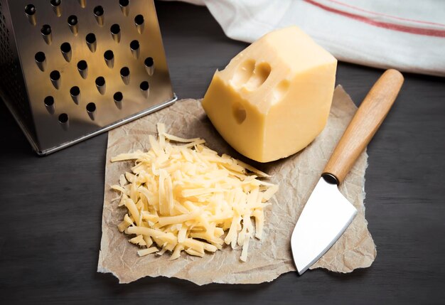 Foto queijo com furos grandes e pequenos queijo holandês tradicional