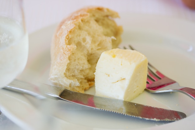 Foto queijo com pão no prato branco