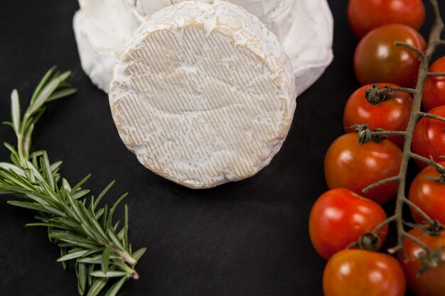 Queijo com tomate cereja e alecrim