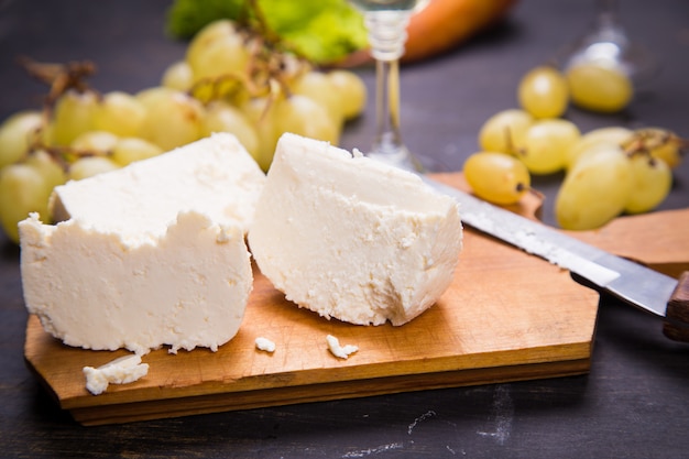 Queijo com uva e vinho