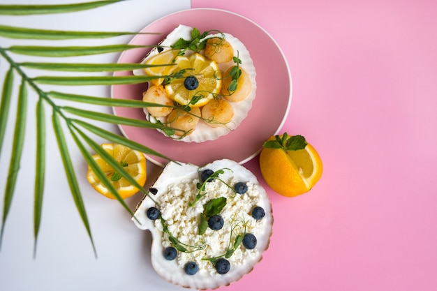 Foto queijo cottage granulado e mirtilos. dieta saudável e equilibrada, café da manhã, comida saudável