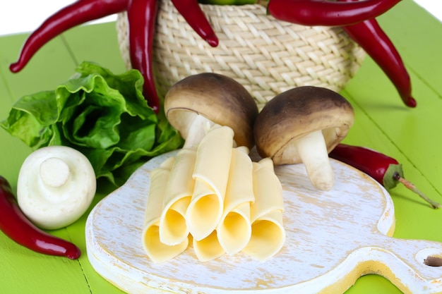 Queijo creme com legumes e verduras na mesa de madeira closeup