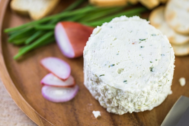 Queijo cremoso de sabor suave com cebola e cebolinha.