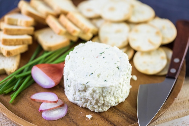 Queijo cremoso de sabor suave com cebola e cebolinha.