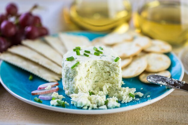 Queijo cremoso de sabor suave com cebola e cebolinha.