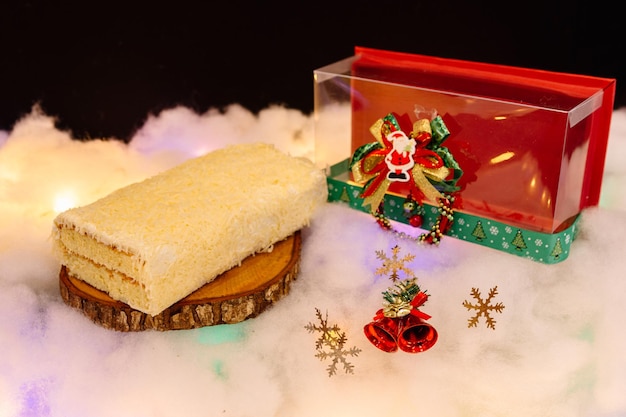 Queijo de bolo doce com caixa exclusiva em cenário de natal