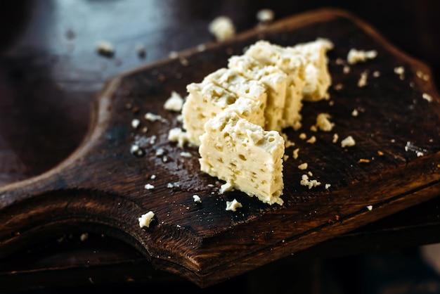 Queijo de cabra branco fatiado