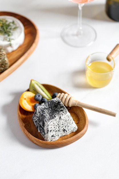 Queijo de cabra com mofo Pratinho de queijo com frutas e mel