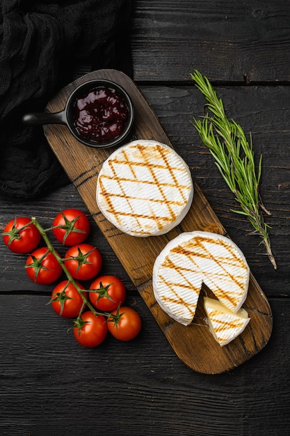 Queijo de cabra grelhado na mesa de madeira preta vista superior plana lay