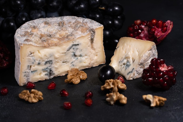 Queijo de mofo azul gorgonzola com romã, uvas e nozes.