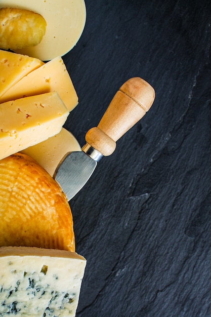 queijo de muitos tipos e graus diferentes de refeição na mesa saborosa