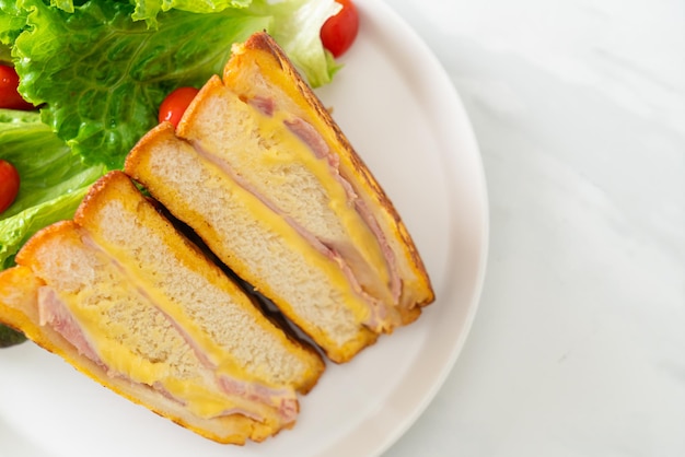 Queijo de presunto de sanduíche caseiro com salada