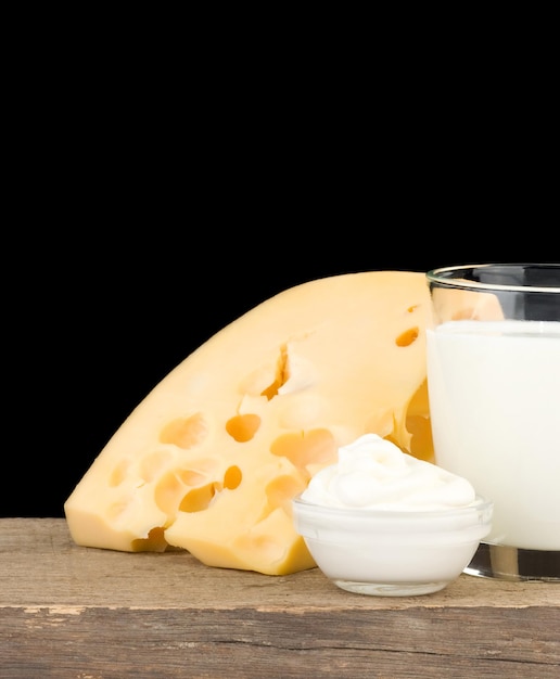 Foto queijo de produtos lácteos isolado em preto