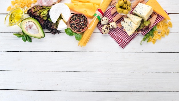 Queijo de salsicha italiana e legumes Em um fundo branco de madeira Vista superior Copie o espaço