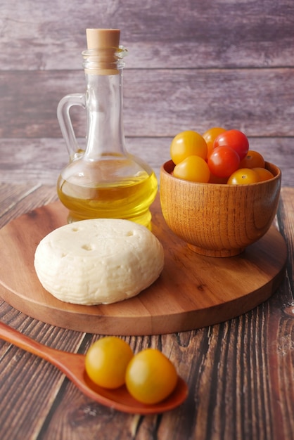 Queijo de tomate cereja e azeite de oliva na mesa