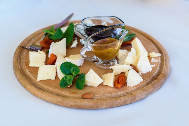 Queijo de variedade com uva, menta e caju