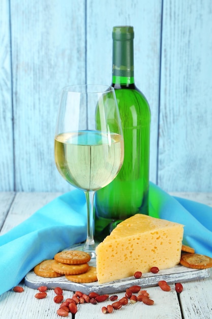 Queijo de vinho e bolachas na mesa de madeira closeup