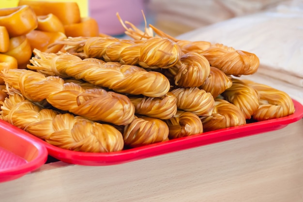 Queijo defumado diferente no balcão do mercado em dia de verão