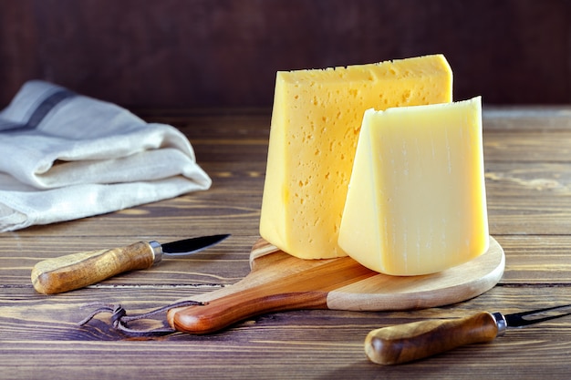 Queijo diferente em uma mesa de madeira.