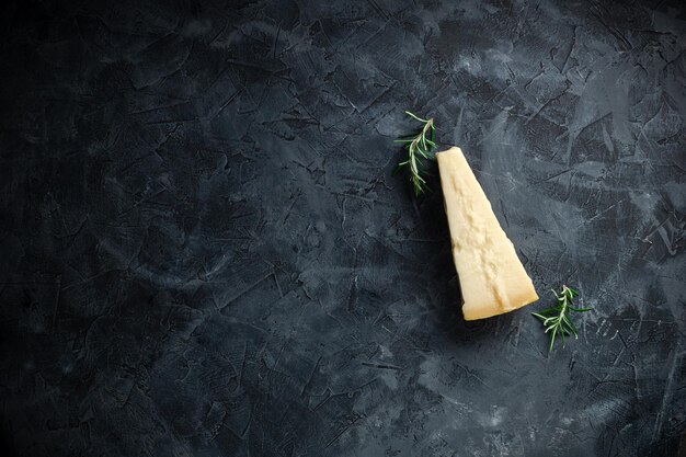 Queijo duro em fundo preto Parmesão Vista superior Espaço livre para o seu texto