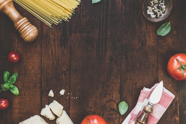 Queijo e vegetais na mesa
