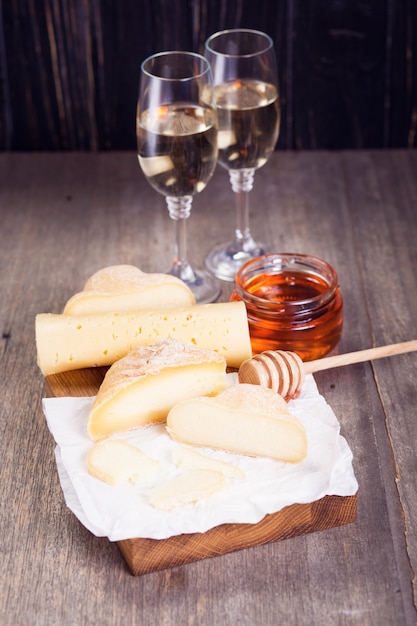 Foto queijo e vinho branco