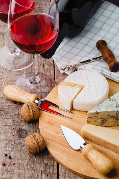 Queijo e vinho servidos na velha mesa de madeira