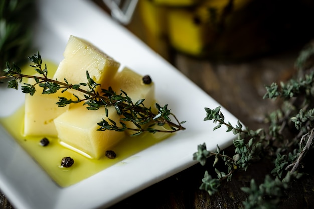 Foto queijo em azeite com ervas aromáticas (tomilho e alecrim).