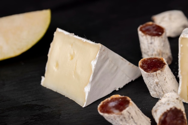 Foto queijo em fatias com molde branco delicioso queijo enfiado com molde branca comestível