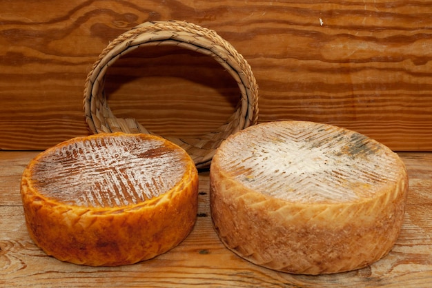 queijo em um fundo de madeira na forma de uma cesta de vime