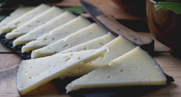 Queijo em uma tábua com uma faca