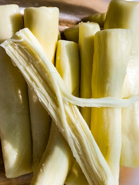 Foto queijo em uma tábua de madeira fundo queijo georgiano suluguni