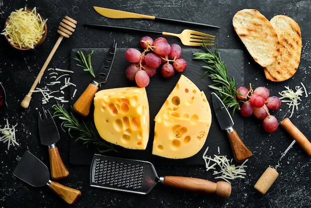 Queijo fatiado Maasdam e lanches Estilo rústico Espaço para texto gratuito