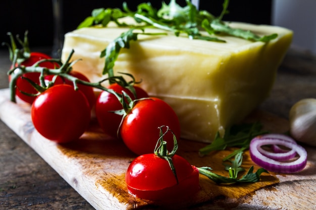 Queijo fesh com tomates em cima da mesa.