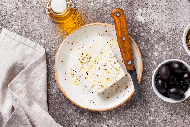 Queijo feta fresco com especiarias